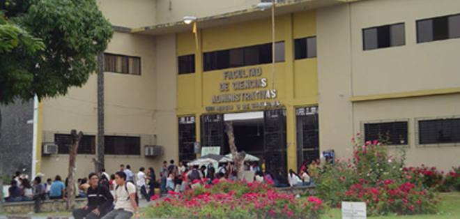 Estudiantes reclaman devolución de su dinero en rectorado de la Universidad de Guayaquil