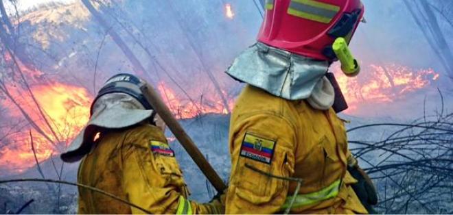 Cerro Auqui vuelve a arder en Quito