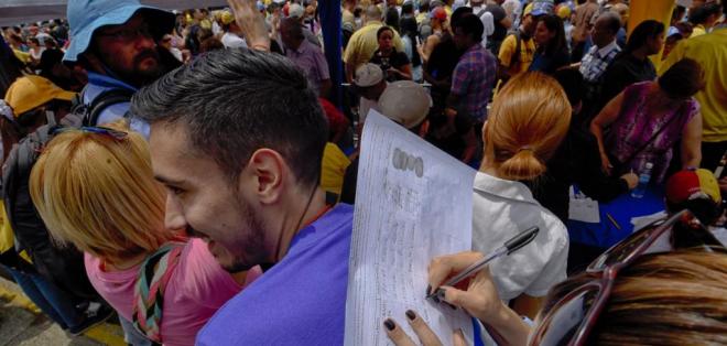 Chavismo asegura que 10.000 firmas para revocatorio contra Maduro son de fallecidos