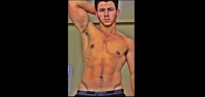 El semidesnudo más hot de Nick Jonas