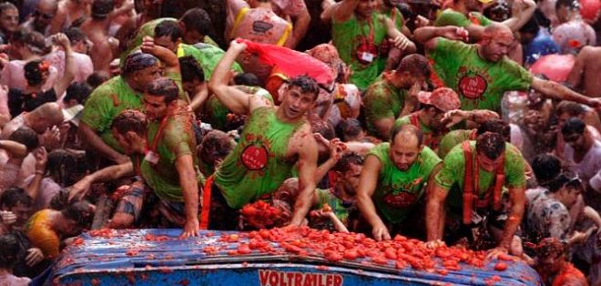 España se tiñe de rojo en la primera Tomatina pagada