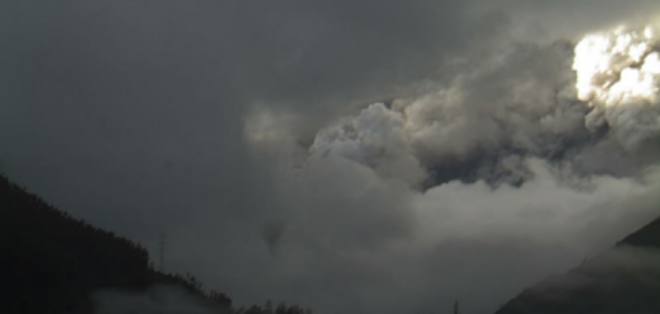 Una gran explosión reanima actividad del volcán Tungurahua