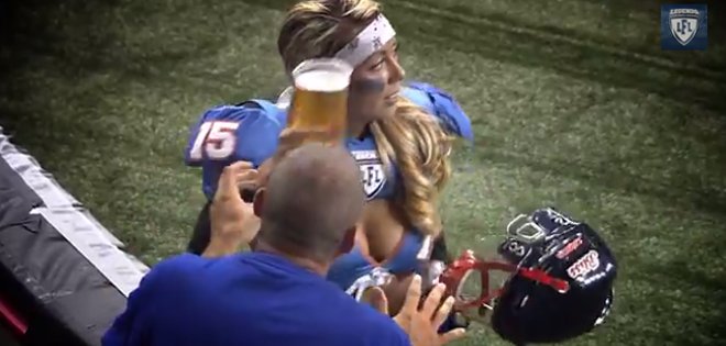 Jugadora festeja touchdown con cerveza