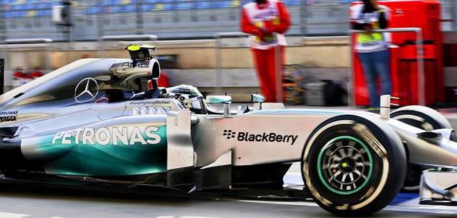 Hamilton lidera primeros entrenamientos en Baréin