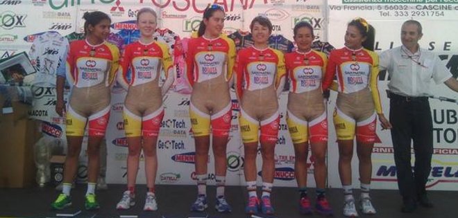 Uniforme de equipo femenino de ciclismo causa polémica