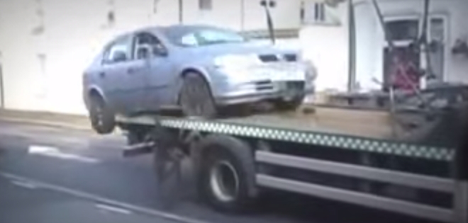 (VIDEO) La insensata reacción de un conductor al ser llevado por una grúa