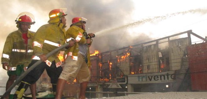 Incendio en centro de Esmeraldas consume 8 casas