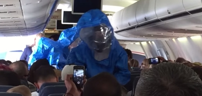 (VIDEO) Lo que sucede cuando alguien bromea sobre el ébola en un avión