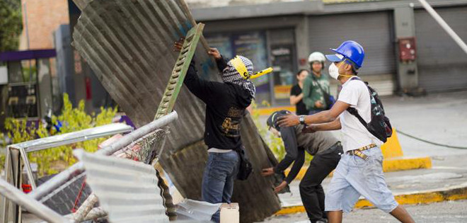 Muere una mujer al intentar derribar una barricada en Venezuela