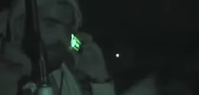 (VIDEO) Un soldado recibe una llamada de celular en pleno combate en Irak