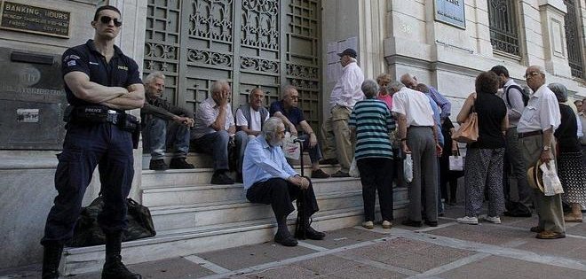 Miles de jubilados hacen colas en bancos para cobrar tras extensión corralito