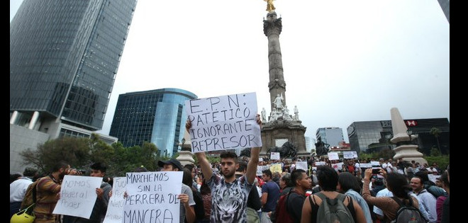 Jóvenes salen a las calles en defensa del internet en México
