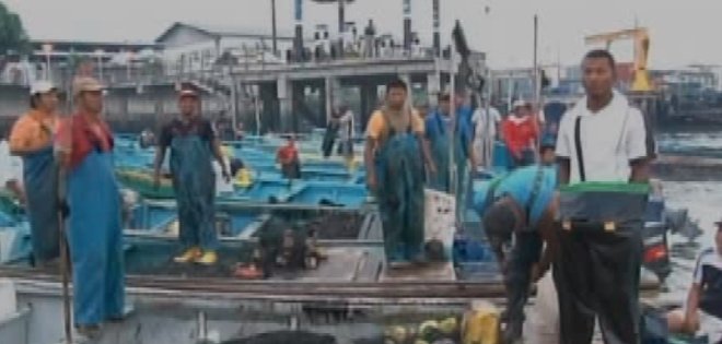 Pescadores de Esmeraldas, preocupados por derrame de crudo en sus costas