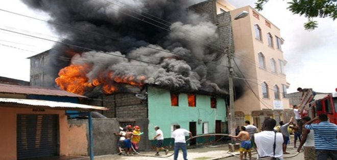 Incendio en centro de Esmeraldas consume 8 casas