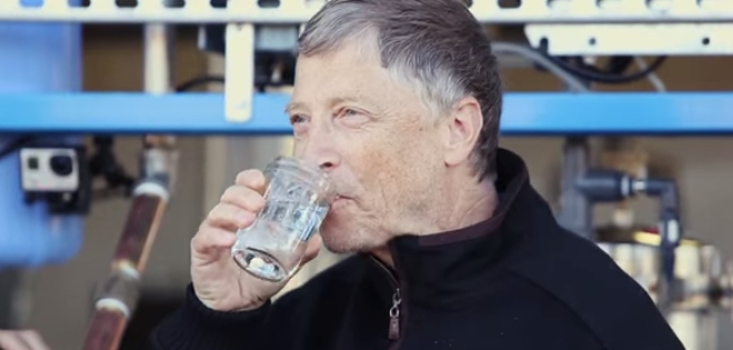 (VIDEO) Bill Gates bebe agua proveniente de excremento humano