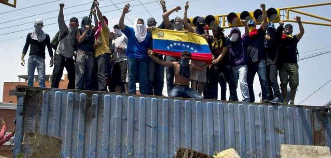 Muere una mujer al intentar derribar una barricada en Venezuela