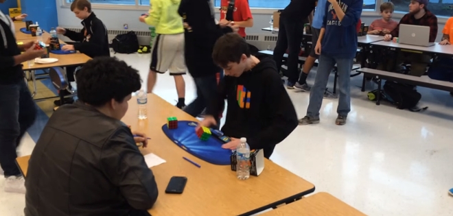 Adolescente rompe récord del cubo Rubik en 4,90 segundos