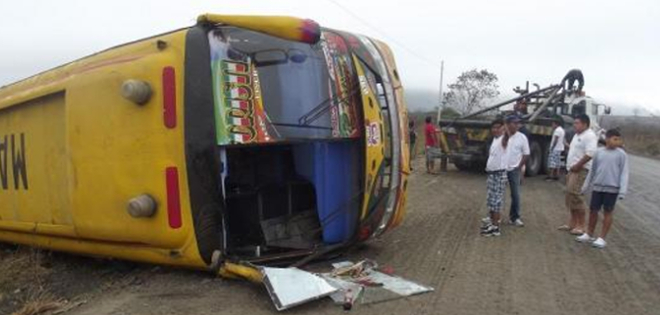 Bus volcado en la vía Montecristi-Jipijapa deja dos personas heridas