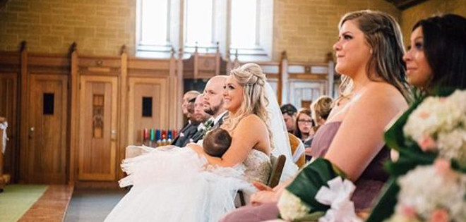 Una novia amamantando a su bebé en el altar arrasa en Facebook