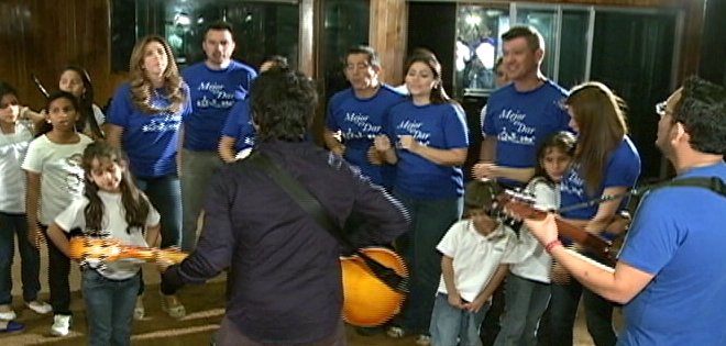 Talentos de Ecuavisa cantan tema de la campaña &#039;Mejor es dar&#039;
