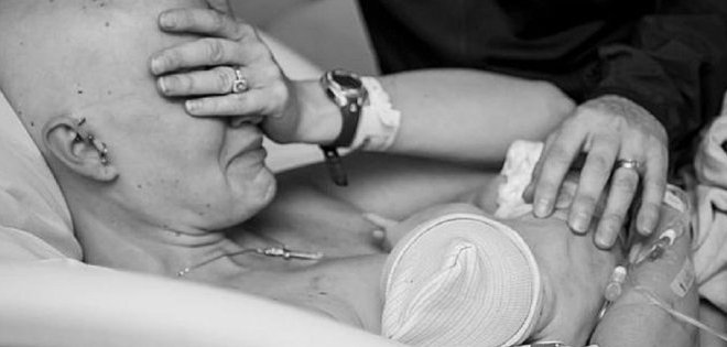 La emoción de una madre enferma de cáncer al amamantar a su bebé