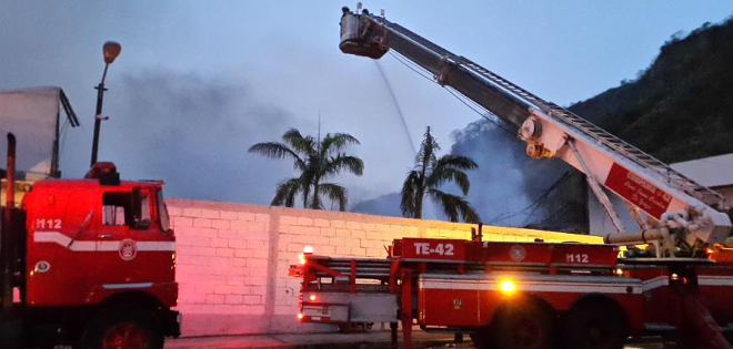 Controlan incendio en las bodegas de los almacenes Juan Eljuri en Guayaquil