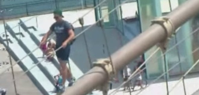 (VIDEO) Detienen a turista ruso por subirse a lo alto del puente de Brooklyn