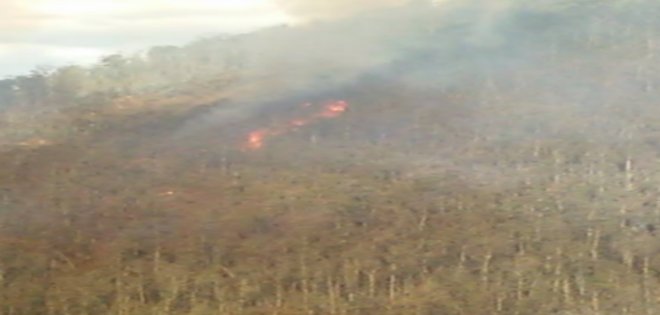 Incendio consume cerro cercano a Quito