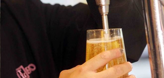 Hombre muere por beber 7 litros de cerveza en concurso español