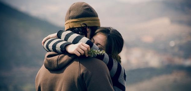 La mujer que da sesiones de abrazos para reconfortar a quienes lo necesitan