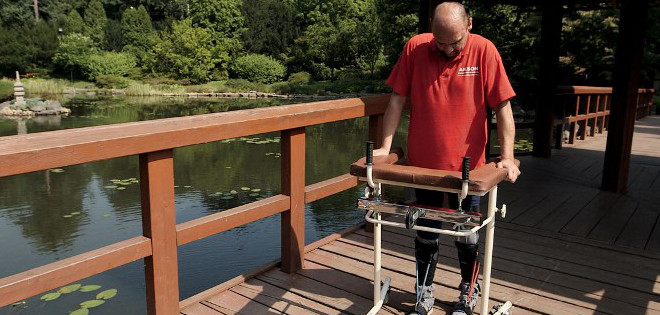 Hombre paralizado vuelve a caminar tras una operación revolucionaria