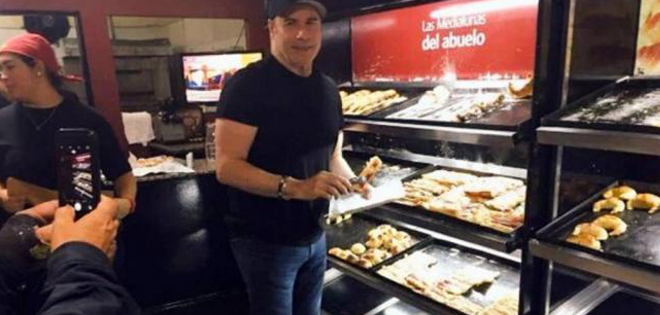 Travolta sorprende a los argentinos al presentarse en pastelería de Buenos Aires