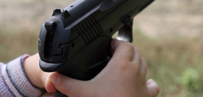 EE.UU: Niño de 3 años dispara accidentalmente a su madre y a su padre