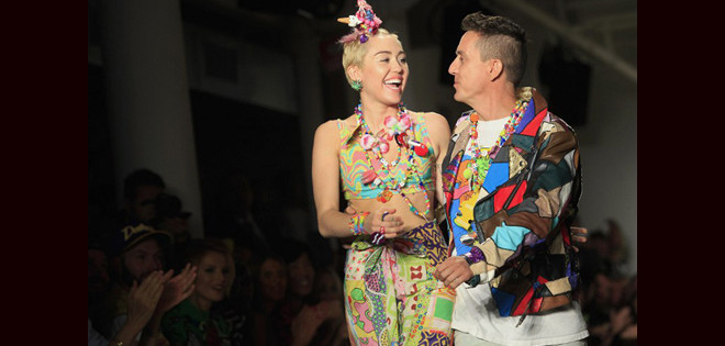 Miley Cyrus expone una jungla psicodélica de arte visual en Nueva York