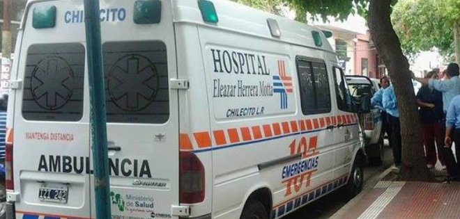 Dejan adulto mayor en ambulancia para ir de compras en Argentina