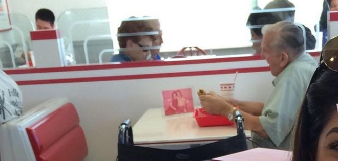 Foto de viudo cenando solo con la foto de su esposa conmueve la red