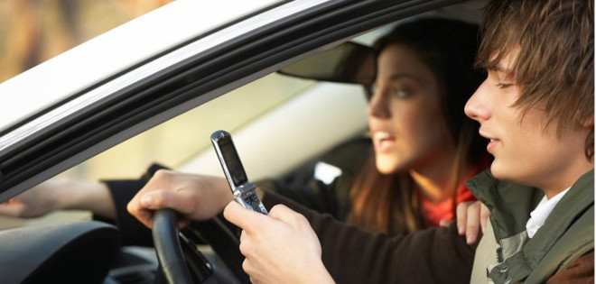 Los adolescentes copian malos hábitos de sus padres al volante