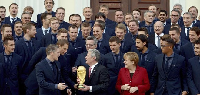 Alemania condecora a los 23 campeones del mundo y a Löw