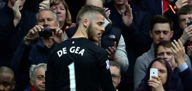 De Gea se retira lesionado y Víctor Valdés debuta con el United en la Premier