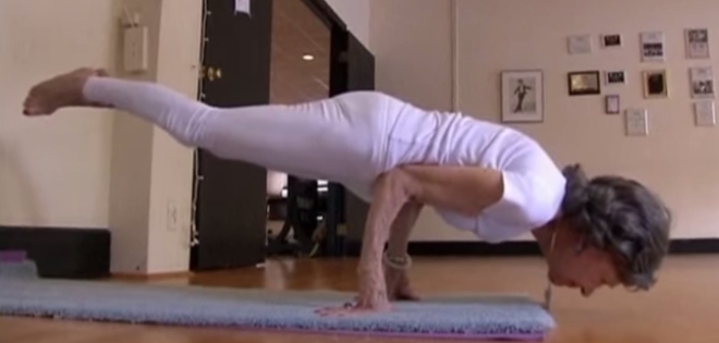 (VIDEO) Conoce a la instructora de yoga más longeva de todo el mundo