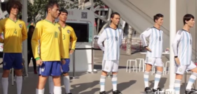 El &quot;Clásico Sudamericano&quot; se promociona con estatuas de Messi y Neymar