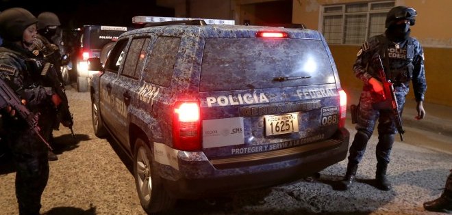 Choque entre policías y secuestradores en México deja cinco muertos