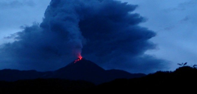 Volcán Reventador, declarado en alerta naranja