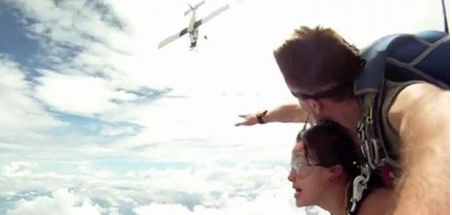 (VIDEO) Paracaidistas se filman a punto de ser chocados por un avioneta