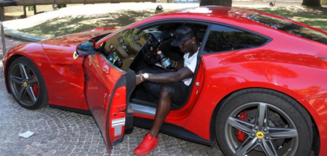 Balotelli se enojó porque querían fotografiar su Ferrari