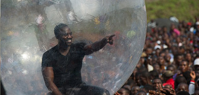 Akon es criticado por cantar dentro de una burbuja para no contagiarse de ébola
