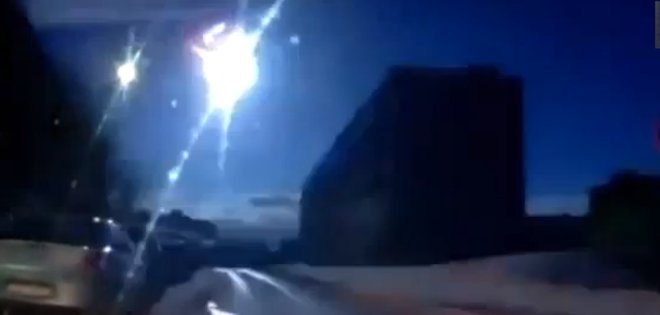 Vídeo: El paso de un posible meteorito en Rusia