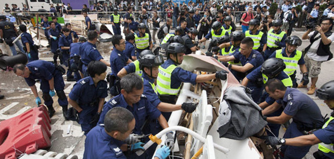 Decenas de detenidos y enfrentamientos en Hong Kong tras un nuevo desalojo