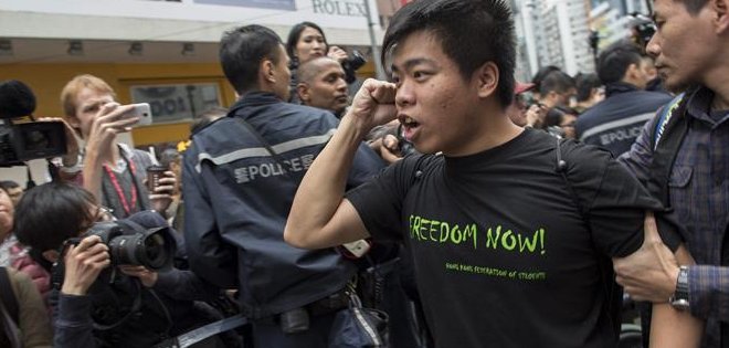 La policía cierra el último bastión de protesta de Hong Kong con 17 detenidos