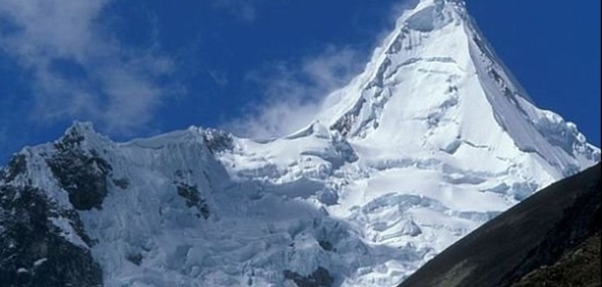 Tres montañistas ecuatorianos están perdidos en nevado peruano